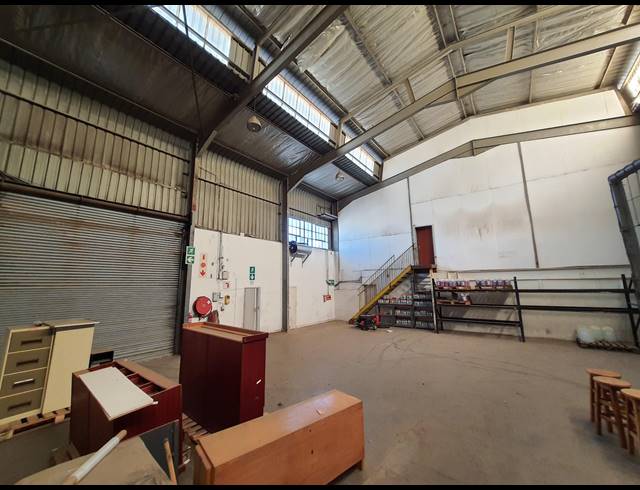 1,800M² WAREHOUSE FOR SALE IN CLEVELAND